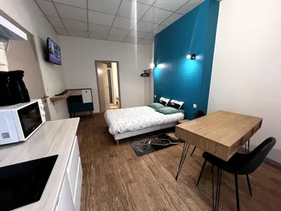 Télévision ou salle de divertissement dans l'établissement Beau Studio dans une rue au calme en Centre Ville de Niort proche de la Gare
