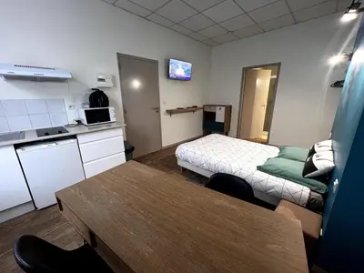 Télévision ou salle de divertissement dans l'établissement Beau Studio dans une rue au calme en Centre Ville de Niort proche de la Gare