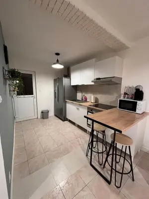 Cuisine ou kitchenette dans l'établissement Logement autonome pour 2 à 4 personnes