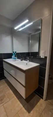 Salle de bains dans l'établissement Maison confortable 8 personnes - 4 chambres -