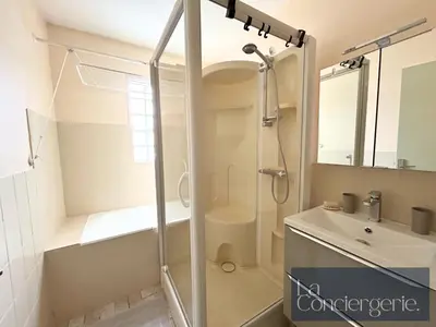 Salle de bains dans l'établissement Le Cadre Doré - Parking - PoitiersCentre - LaConciergerie -