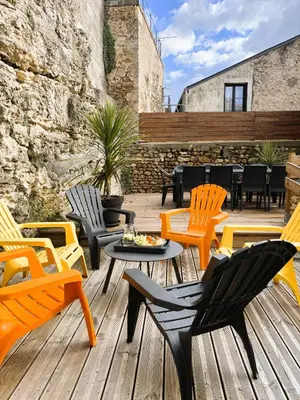 Coin salon dans l'établissement Grand Gîte Vivonne 8 personnes, Terrasse, Confort, babyfoot