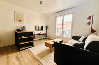 Télévision ou salle de divertissement dans l'établissement Bright apartment near the port of La Rochelle