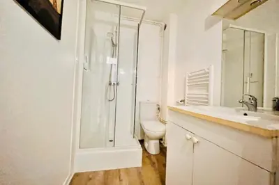 Salle de bains dans l'établissement Bright apartment near the port of La Rochelle