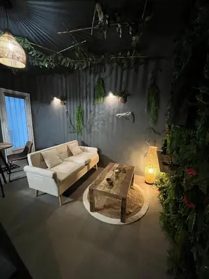 Coin salon dans l'établissement Jungle room Poitiers