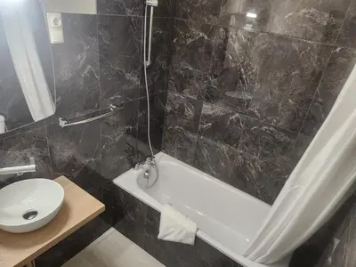 Salle de bains dans l'établissement Hôtel et Restaurant Les2M