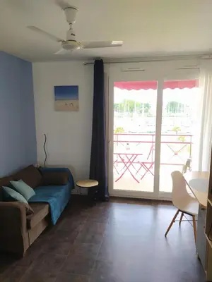 Coin salon dans l'établissement Très bel appartement 2 étoiles avec vue sur le port