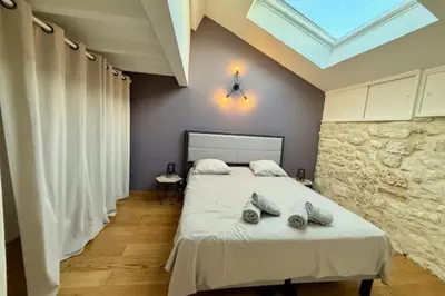 Un ou plusieurs lits dans un hébergement de l'établissement Bright triplex in the heart of La Rochelle