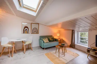 Coin salon dans l'établissement Charming bright apartment in the heart of the city