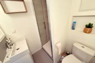 Salle de bains dans l'établissement Charming bright apartment in the heart of the city