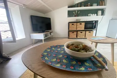 Télévision ou salle de divertissement dans l'établissement Charming bright apartment in the heart of the city