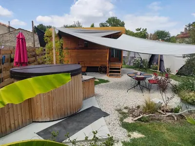 Jardin de l'établissement la roulotte D'elfes