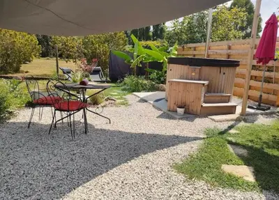 Jardin de l'établissement la roulotte D'elfes