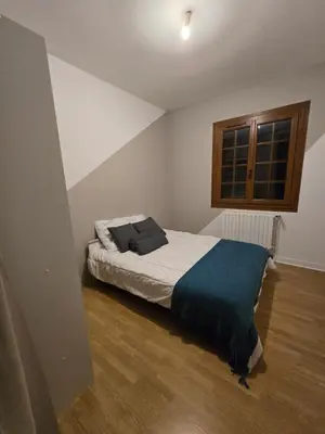 Un ou plusieurs lits dans un hébergement de l'établissement SWEET HOMES Cognac chambre privée confortable n1