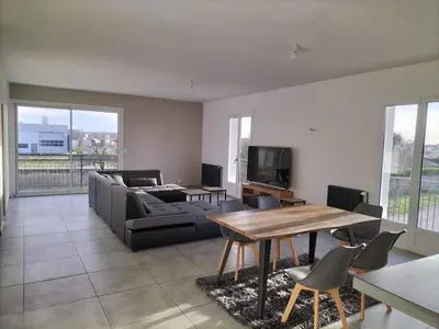 Télévision ou salle de divertissement dans l'établissement SWEET HOMES Cognac chambre privée confortable n1
