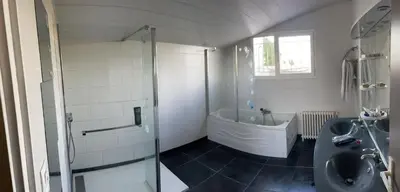 Salle de bains dans l'établissement SWEET HOMES Cognac chambre privée confortable n1