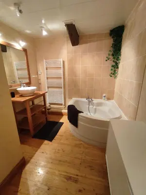Salle de bains dans l'établissement Gîte des Trois Coeurs, 4-8pers, charme ancien et salle de jeux