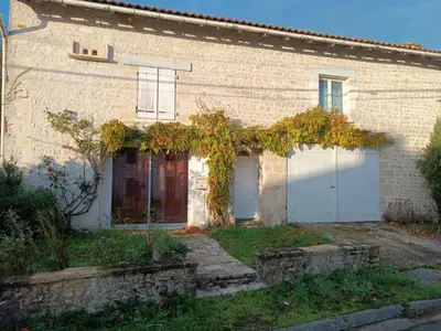 Jardin de l'établissement Gîte des Trois Coeurs, 4-8pers, charme ancien et salle de jeux