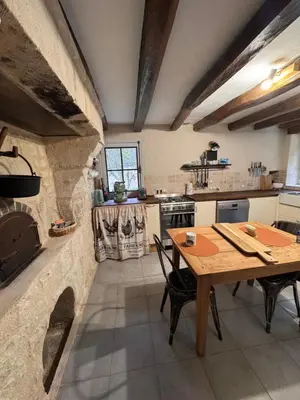 Cuisine ou kitchenette dans l'établissement La chambre de la tour