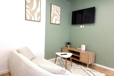 Télévision ou salle de divertissement dans l'établissement Léchappée avec cour partagée