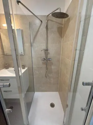 Salle de bains dans l'établissement Léchappée avec cour partagée