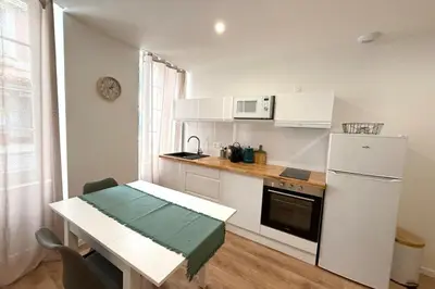 Cuisine ou kitchenette dans l'établissement Léchappée avec cour partagée