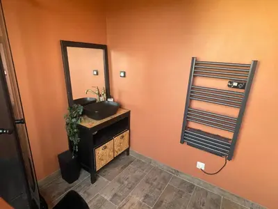 Salle de bains dans l'établissement Studio Cosy avec déco artisanale unique
