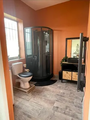 Salle de bains dans l'établissement Studio Cosy avec déco artisanale unique