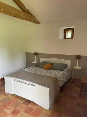 Un ou plusieurs lits dans un hébergement de l'établissement Charmant gîte à la campagne ! Avec 2 SDB