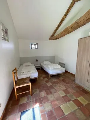Un ou plusieurs lits dans un hébergement de l'établissement Charmant gîte à la campagne ! Avec 2 SDB