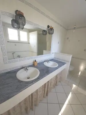 Salle de bains dans l'établissement Maison proche commerce, 20 min du Futuroscope