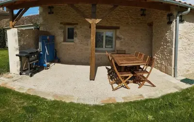 Terrasse ou espace extérieur de l'établissement Maison conviviale avec jardin à Saint-Maurice-la-Clouère