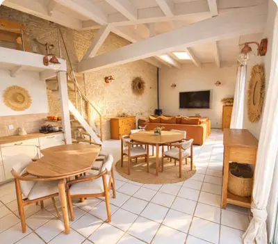 Télévision ou salle de divertissement dans l'établissement Charming house with pool 10 min from La Rochelle