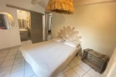 Un ou plusieurs lits dans un hébergement de l'établissement Charming house with pool 10 min from La Rochelle