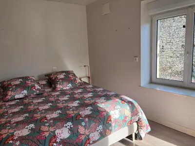 Un ou plusieurs lits dans un hébergement de l'établissement Maison Cosy & Colorée à Valence-en-Poitou Jardin & Parking