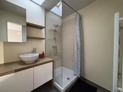 Salle de bains dans l'établissement Maison Cosy & Colorée à Valence-en-Poitou Jardin & Parking