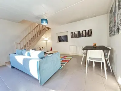 Coin salon dans l'établissement Maison Cosy & Colorée à Valence-en-Poitou Jardin & Parking