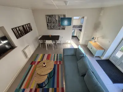 Coin salon dans l'établissement Maison Cosy & Colorée à Valence-en-Poitou Jardin & Parking