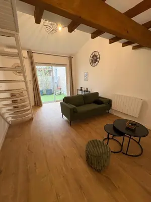 Coin salon dans l'établissement Maison au calme , centre de Rochefort
