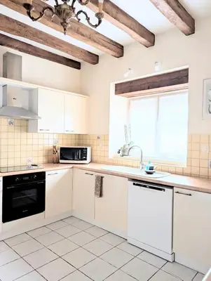 Cuisine ou kitchenette dans l'établissement Gite au Château de la Tour à 15 minutes du Futuroscope
