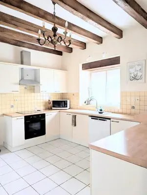 Cuisine ou kitchenette dans l'établissement Gite au Château de la Tour à 15 minutes du Futuroscope