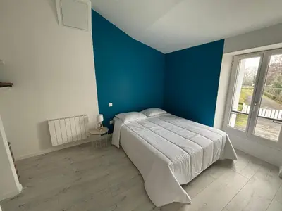 Un ou plusieurs lits dans un hébergement de l'établissement Maison avec courette