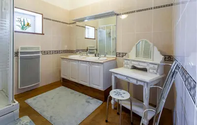 Salle de bains dans l'établissement Cozy Home In Lonnes With Heated Swimming Pool