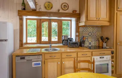Cuisine ou kitchenette dans l'établissement Gorgeous Home In Lonnes With Heated Swimming Pool
