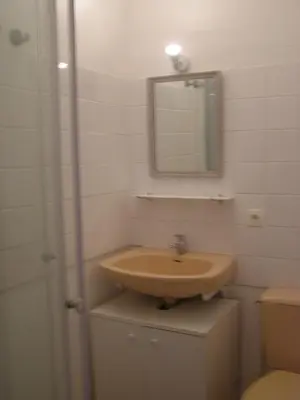 Salle de bains dans l'établissement canton des forges