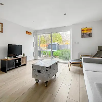 Télévision ou salle de divertissement dans l'établissement Maison familiale traditionnelle avec terrasse