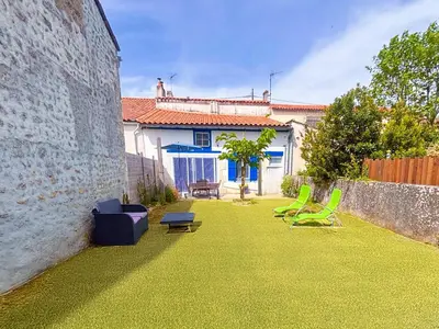 Jardin de l'établissement Maison familiale traditionnelle avec terrasse
