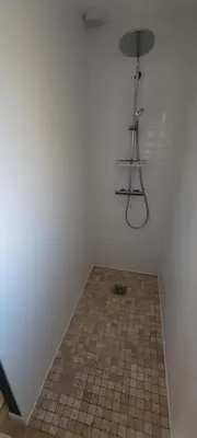Salle de bains dans l'établissement La maison du saule