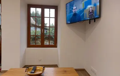 Télévision ou salle de divertissement dans l'établissement Charmante Maison