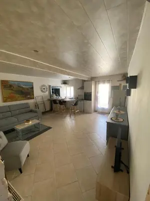 Télévision ou salle de divertissement dans l'établissement Maison chaleureuse en pleine campagne